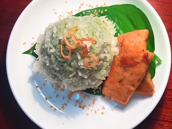 Du khách xếp hàng chờ thử món ăn nuốt lửa vào bụng ở Ấn Độ-1