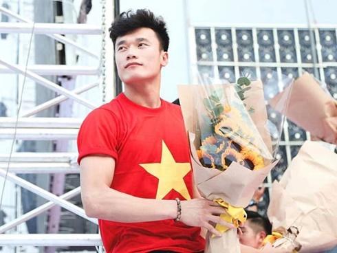 Thủ môn Bùi Tiến Dũng: Thầm lặng qua hai giải đấu để chờ ngày toả sáng