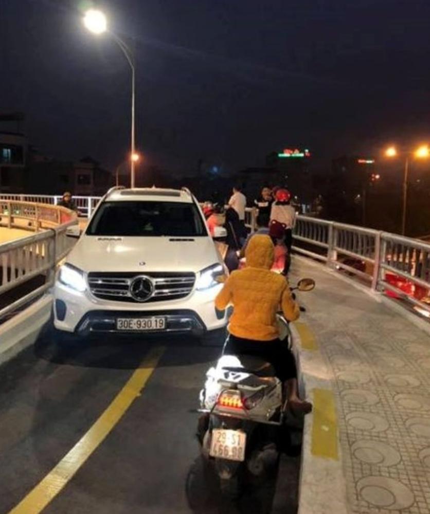 Xác định được chủ xe Mercedes đi ngược đường dành cho xe máy gây xôn xao-1