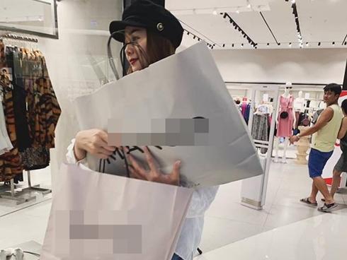 Siêu mẫu Thanh Hằng khoe phòng khách trang hoàng sang chảnh đón Tết-13