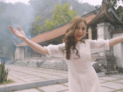 Vừa nhá hàng MV đầu tay, bạn gái Quang Hải đã gây tranh cãi với giọng hát được nhận xét 'không tiêu hóa nổi'
