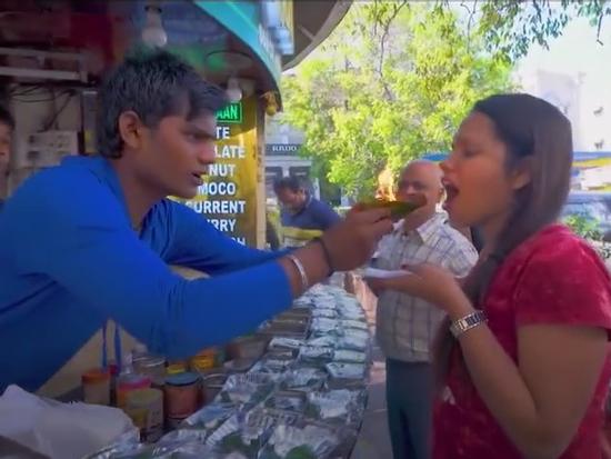 Du khách xếp hàng chờ thử món ăn 'nuốt lửa' vào bụng ở Ấn Độ