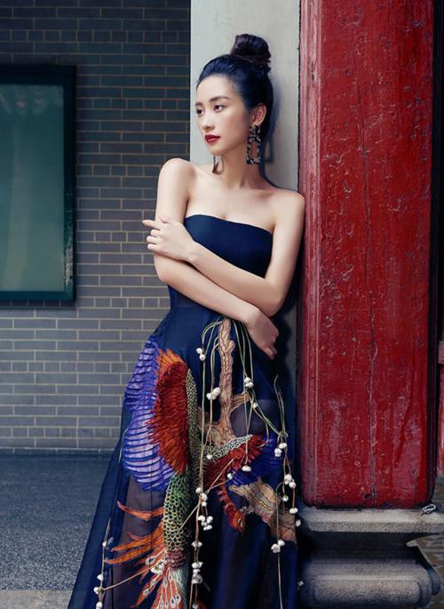 Diện lại đầm thảm họa của Hoàng Thùy Linh: Jun Vũ lộ thân hình trơ xương - Khánh Linh The Face đẹp xuất sắc-1