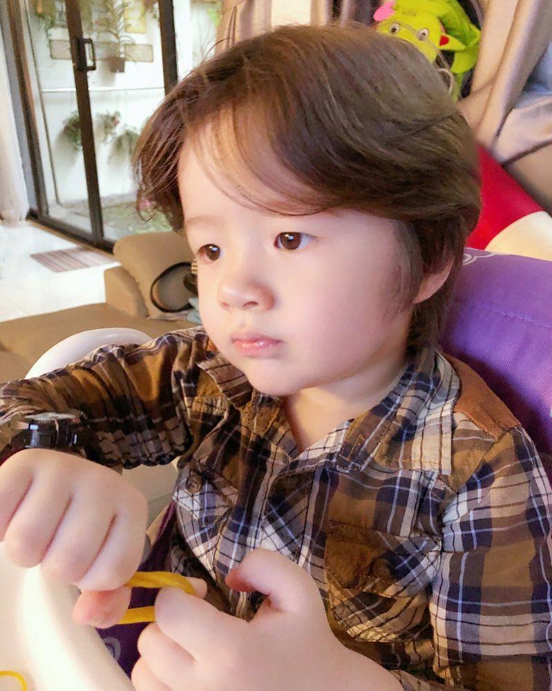 Hoàng tử nhí nhà Elly Trần tái xuất quá bảnh, dân mạng thi nhau kêu gào: Xin hãy gả chàng Mạch cho tôi-8