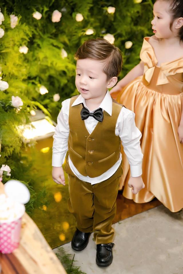 Hoàng tử nhí nhà Elly Trần tái xuất quá bảnh, dân mạng thi nhau kêu gào: Xin hãy gả chàng Mạch cho tôi-11