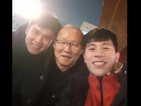 Vừa về Hàn Quốc sau hành trình Asian Cup, thầy Park đã đến thăm Đình Trọng, Xuân Hưng