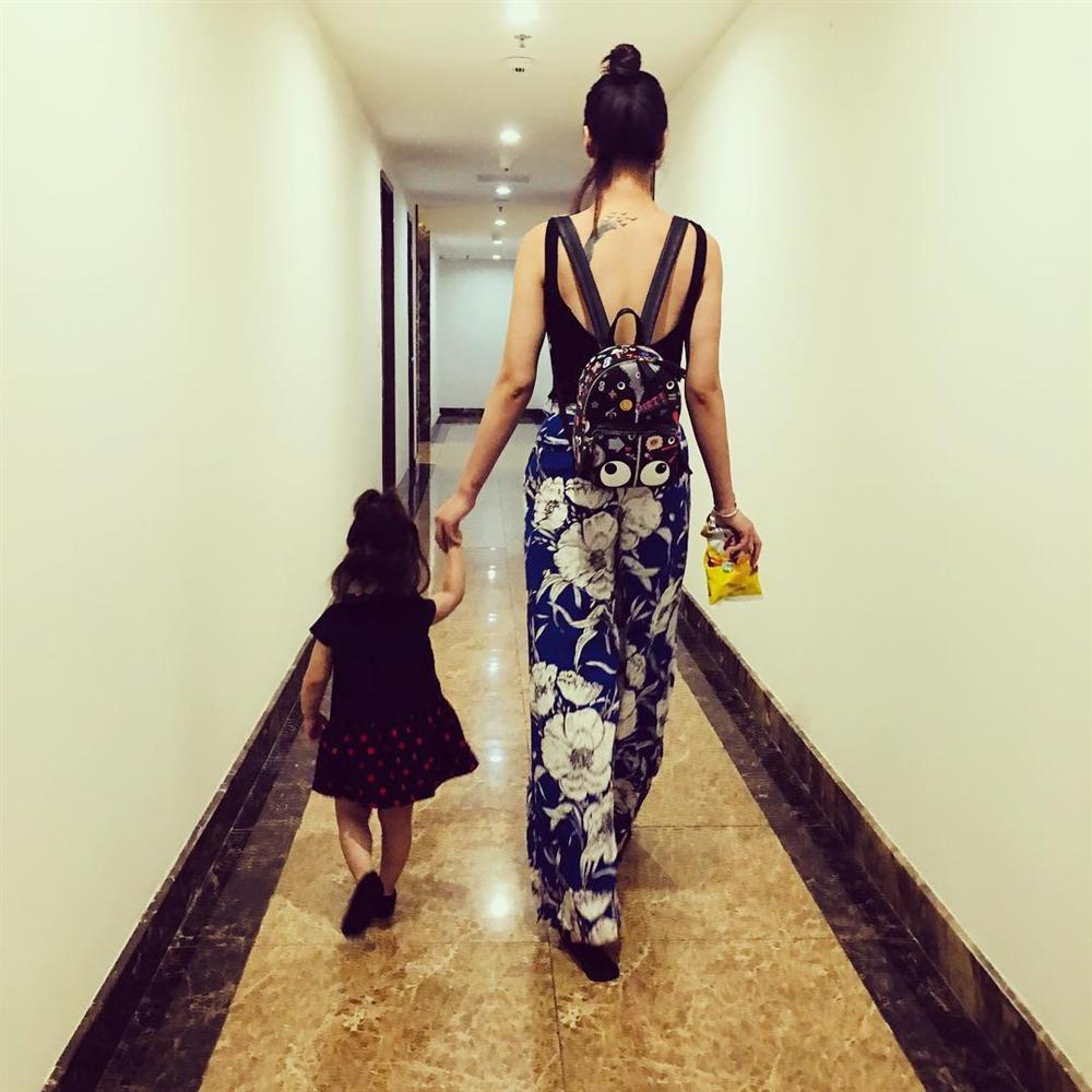 Khoe nhẫn kim cương 500 triệu bố con gái tặng, Hồng Quế tự nhủ: Cũng bõ công đẻ đau-6