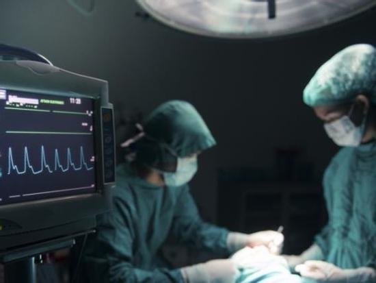 Giấu chồng nâng ngực bằng mỡ tự thân, một phụ nữ tử vong