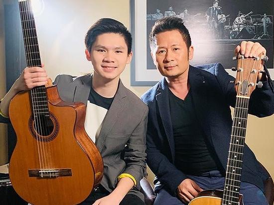 Con trai đệm đàn cho Bằng Kiều cover hit kinh điển
