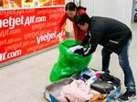 Vali hành khách VietJet vỡ toang sau chuyến bay về quê ăn Tết