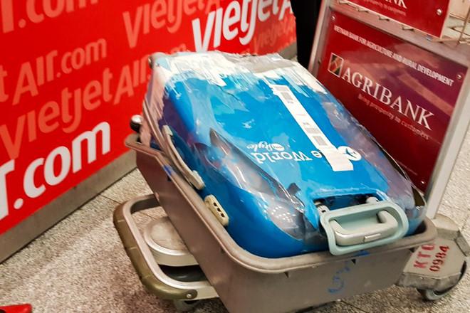 Vali hành khách VietJet vỡ toang sau chuyến bay về quê ăn Tết-1