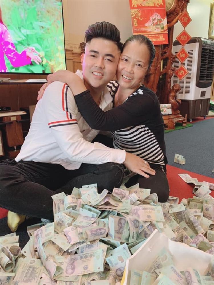 Clip: Được con trai tặng quà là lợn tiết kiệm chứa hơn nửa tỷ đồng, người mẹ nằm vật xuống đất vì bất ngờ-2