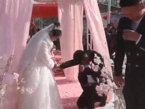 Giữa hôn lễ, chú rể có 'thái độ lạ' khiến cô dâu hết hồn