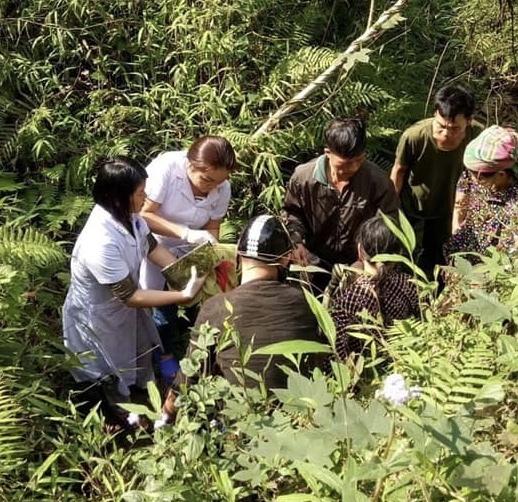Thai phụ bị ngã xuống vực, bác sĩ lao xuống đỡ đẻ-1