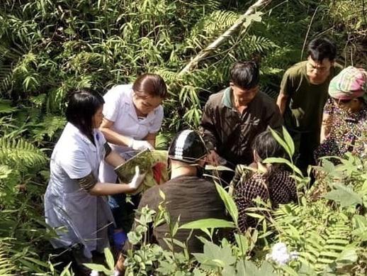 Lịm tim cảnh chồng đưa vợ đi đẻ, vợ bụng vượt mặt vẫn cầm ô che nắng cho chồng-3