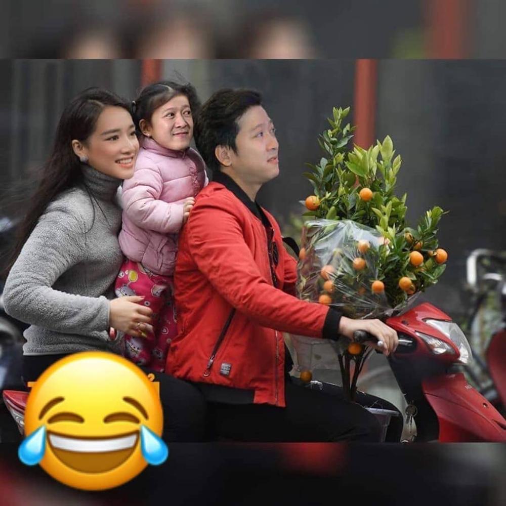 ẢNH CHẾ SỐT XÌNH XỊCH: Kim Lý kẹp 3 bằng xe đạp đưa Hồ Ngọc Hà và Subeo đi chợ sắm Tết-2