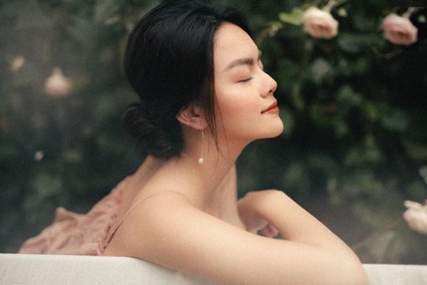 Phạm Quỳnh Anh quá xinh đẹp, hứa sẽ hát nhạc tích cực hơn trong năm tới-12