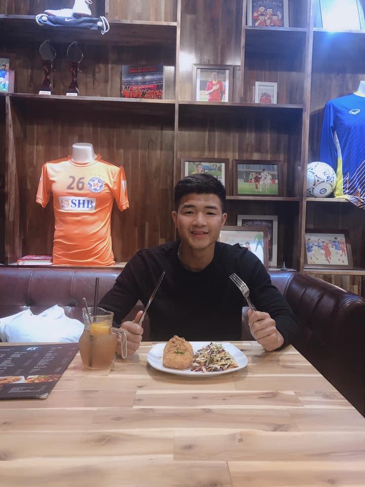 Mặc kệ bị chê hát như đấm vào tai, bạn gái Quang Hải an nhiên thực hiện sự nghiệp kiếm tiền-7