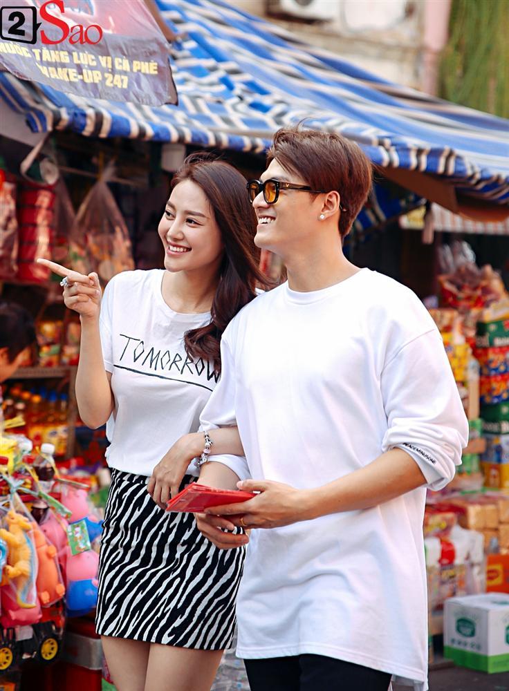 Ngắm Linh Chi - Lâm Vinh Hải tình tứ đi chợ Tết, ai cũng mong cặp đôi sớm báo hỷ trong năm mới Kỷ Hợi-1