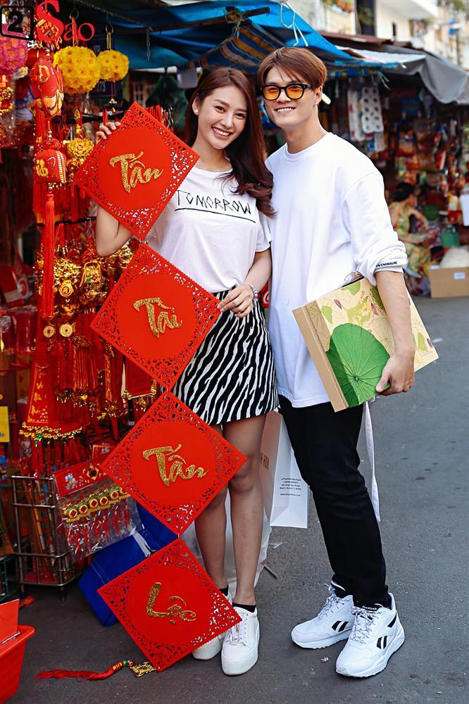 Ngắm Linh Chi - Lâm Vinh Hải tình tứ đi chợ Tết, ai cũng mong cặp đôi sớm báo hỷ trong năm mới Kỷ Hợi-16