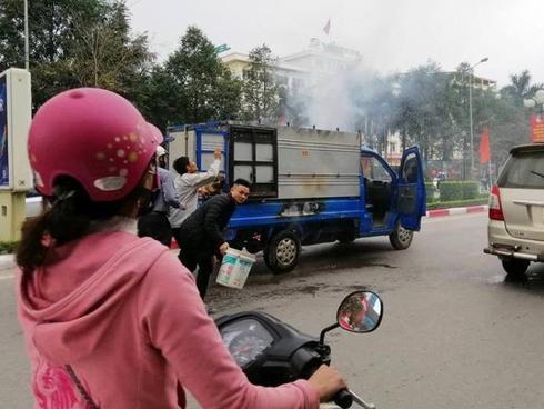 Ôtô chở người về quê ăn Tết cháy trơ khung-2