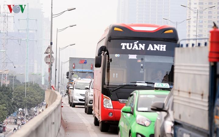 Người dân ùn ùn đổ về quê, đường Hà Nội tắc nghẽn nghiêm trọng-3