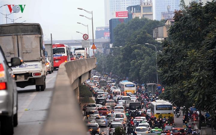 Người dân ùn ùn đổ về quê, đường Hà Nội tắc nghẽn nghiêm trọng-4