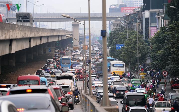 Người dân ùn ùn đổ về quê, đường Hà Nội tắc nghẽn nghiêm trọng-5