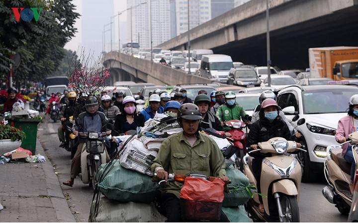 Người dân ùn ùn đổ về quê, đường Hà Nội tắc nghẽn nghiêm trọng-6