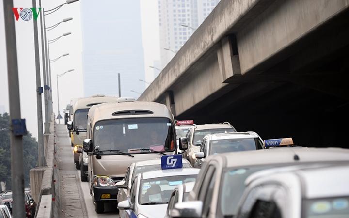 Người dân ùn ùn đổ về quê, đường Hà Nội tắc nghẽn nghiêm trọng-7