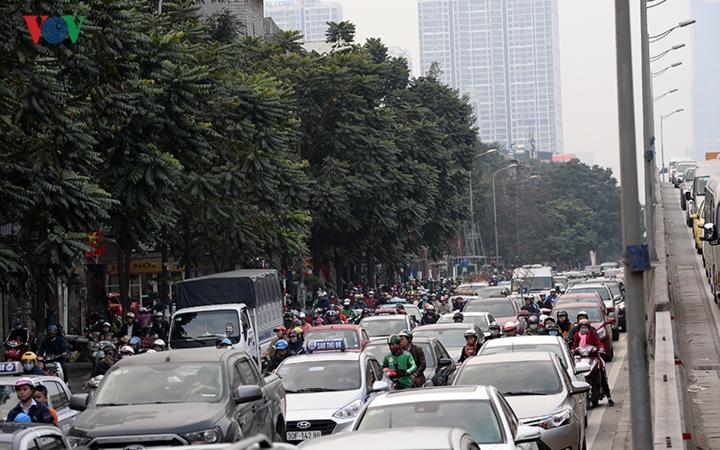 Người dân ùn ùn đổ về quê, đường Hà Nội tắc nghẽn nghiêm trọng-8