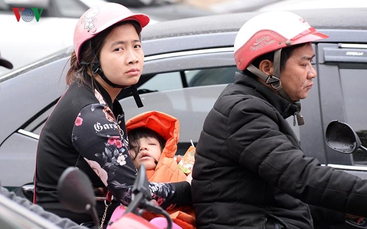 Người dân ùn ùn đổ về quê, đường Hà Nội tắc nghẽn nghiêm trọng-9