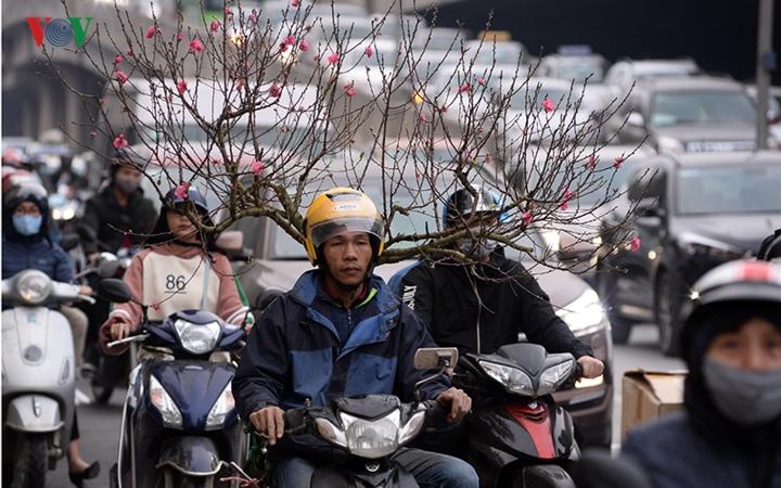 Người dân ùn ùn đổ về quê, đường Hà Nội tắc nghẽn nghiêm trọng-10