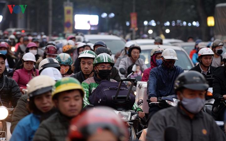 Người dân ùn ùn đổ về quê, đường Hà Nội tắc nghẽn nghiêm trọng-11