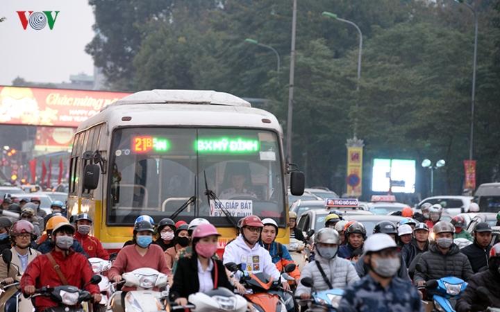 Người dân ùn ùn đổ về quê, đường Hà Nội tắc nghẽn nghiêm trọng-12