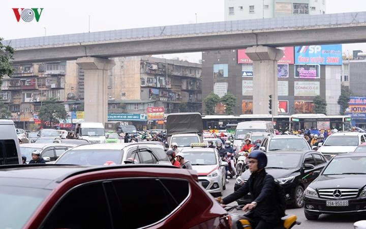 Người dân ùn ùn đổ về quê, đường Hà Nội tắc nghẽn nghiêm trọng-13