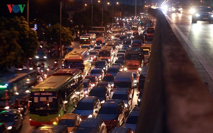 Người dân ùn ùn đổ về quê, đường Hà Nội tắc nghẽn nghiêm trọng-15