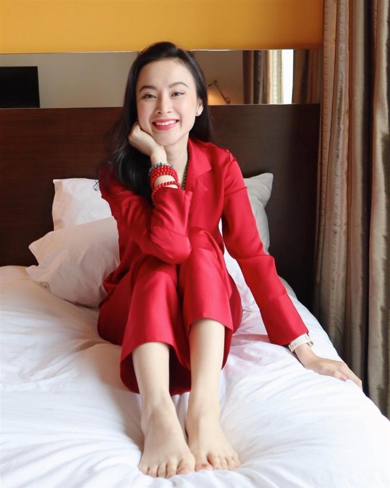 Siêu mẫu Thanh Hằng khoe phòng khách trang hoàng sang chảnh đón Tết-7