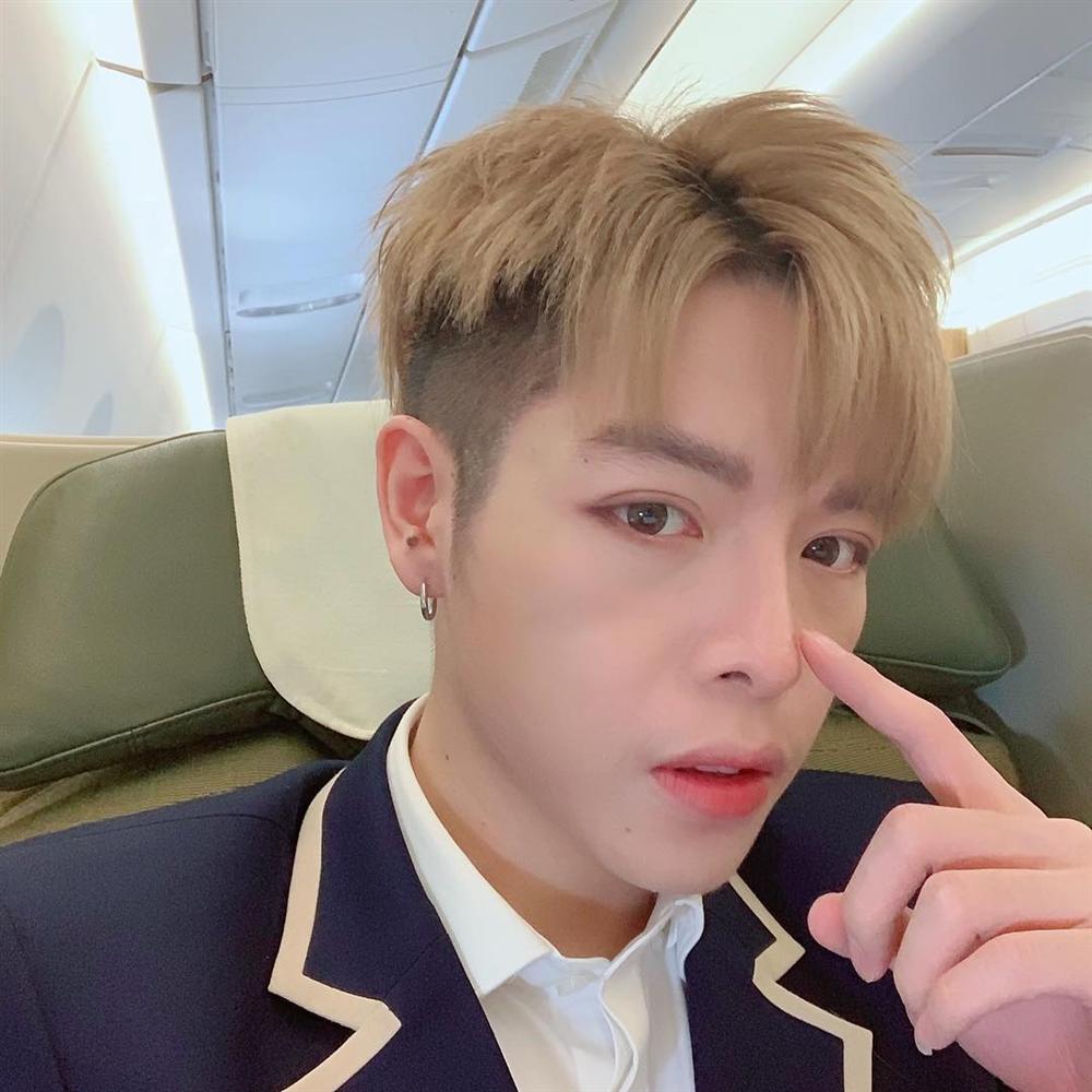 Siêu mẫu Thanh Hằng khoe phòng khách trang hoàng sang chảnh đón Tết-8