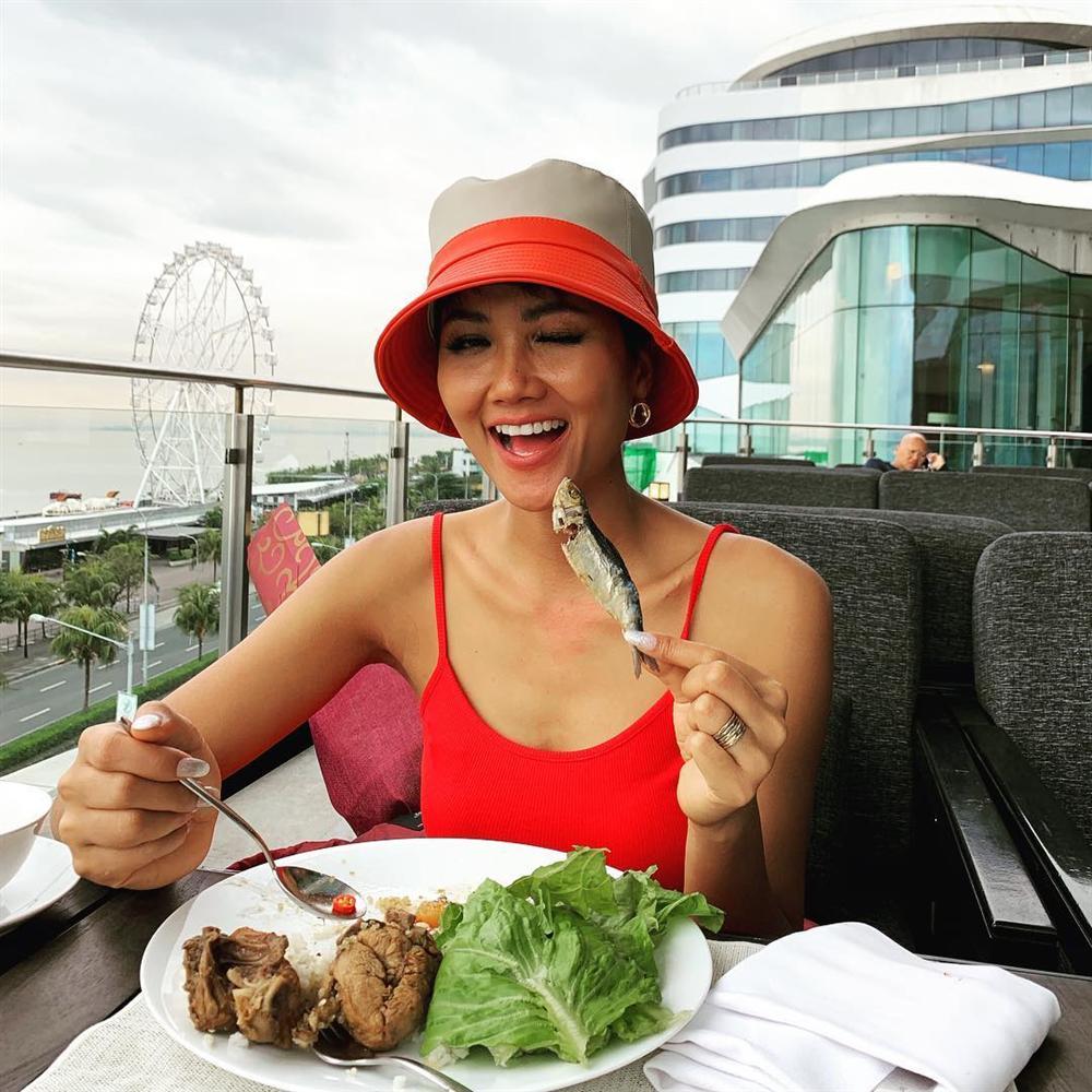 Siêu mẫu Thanh Hằng khoe phòng khách trang hoàng sang chảnh đón Tết-9