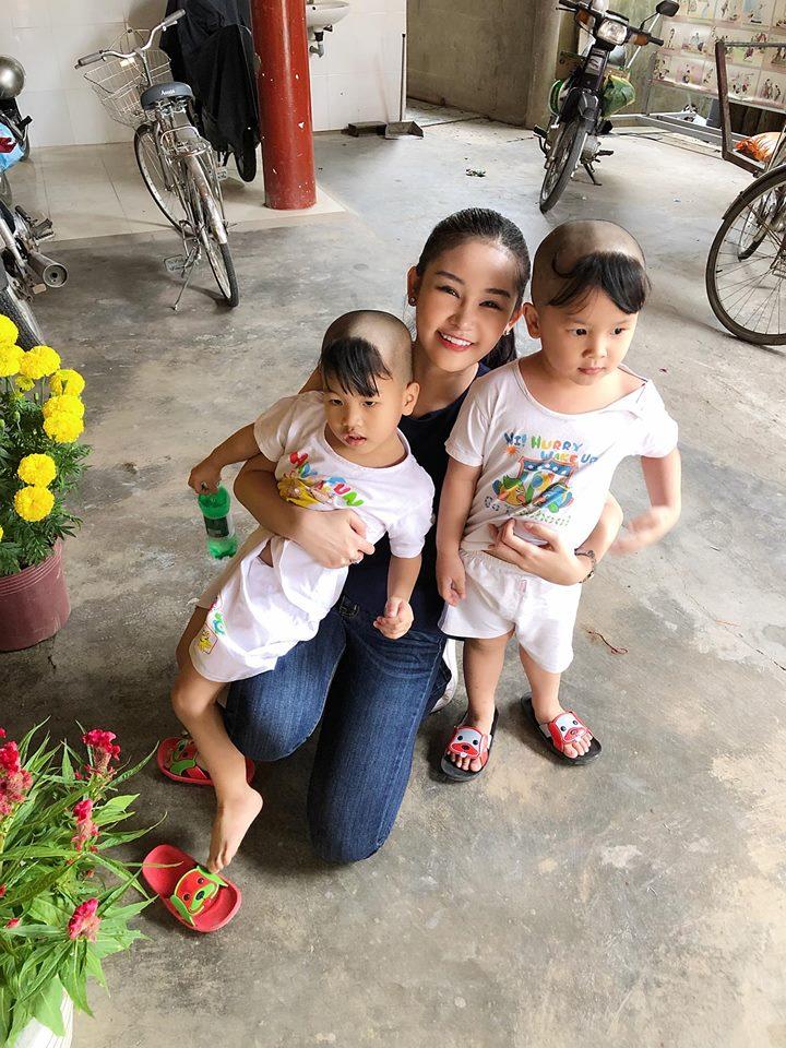 Siêu mẫu Thanh Hằng khoe phòng khách trang hoàng sang chảnh đón Tết-4