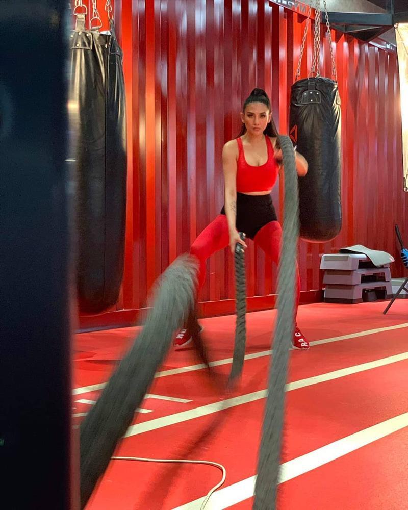 Siêu mẫu Thanh Hằng khoe phòng khách trang hoàng sang chảnh đón Tết-6