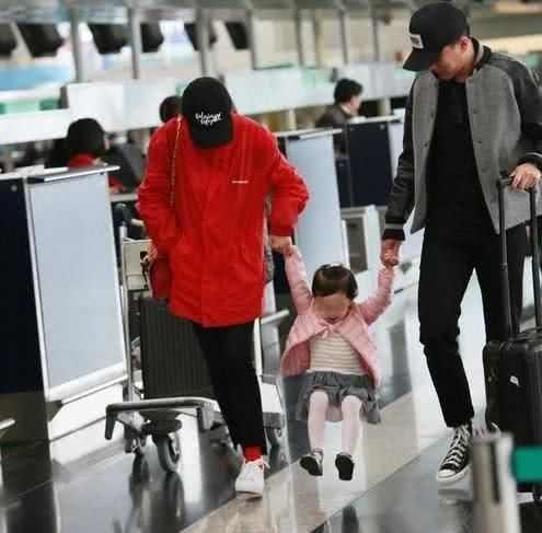 Trở về Hong Kong đón tết cùng con gái, Lưu Khải Uy phản ứng lạ khi bị hỏi hôn nhân có người thứ ba xen vào?-4