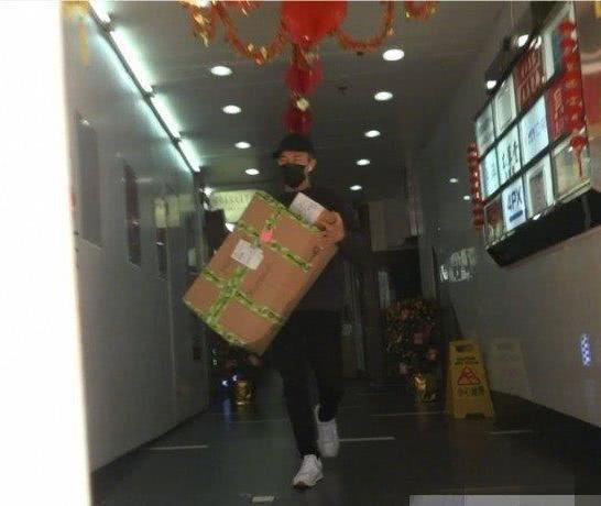 Trở về Hong Kong đón tết cùng con gái, Lưu Khải Uy phản ứng lạ khi bị hỏi hôn nhân có người thứ ba xen vào?-7