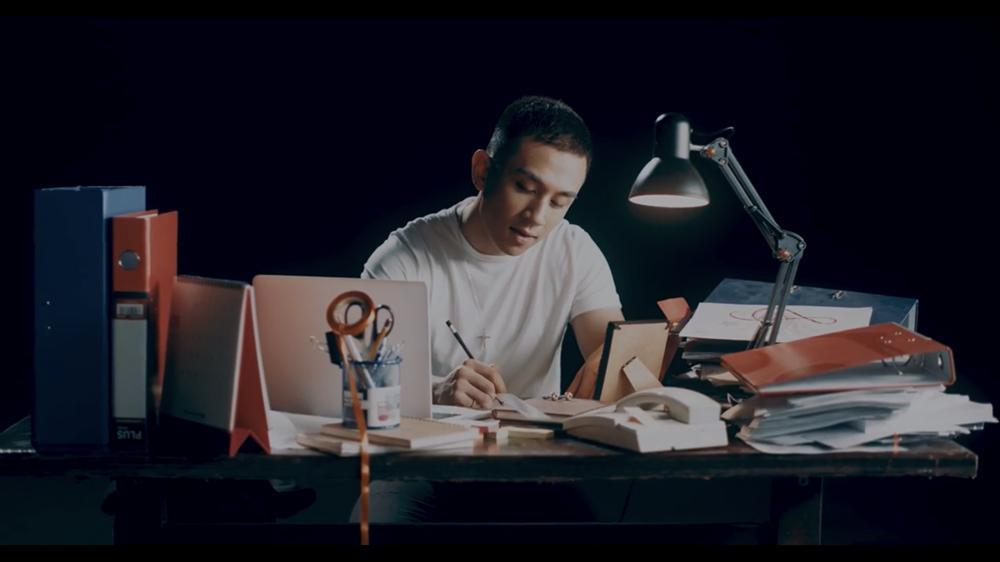 Hiện tượng cover Dương Edward từng khóc rưng rức tại trời tây vì nhớ mẹ và ăn phải bánh chưng hỏng-1