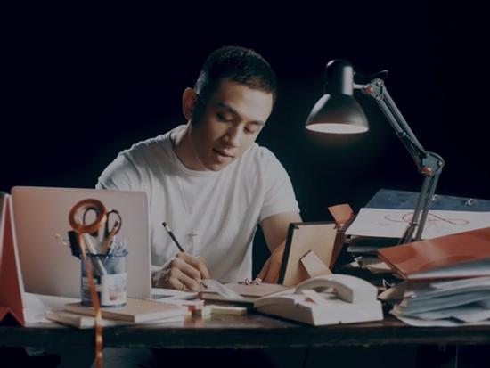 'Hiện tượng cover' Dương Edward từng khóc rưng rức tại trời tây vì nhớ mẹ và ăn phải bánh chưng hỏng
