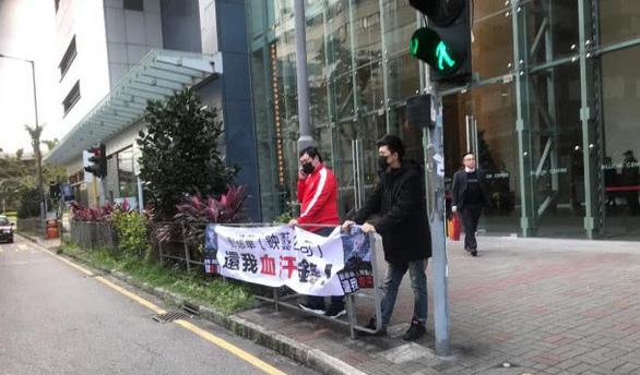 Nhà đầu tư cho người giăng biển đòi nợ, tố Lưu Đức Hoa lừa đảo giữa đường phố Hong Kong-1