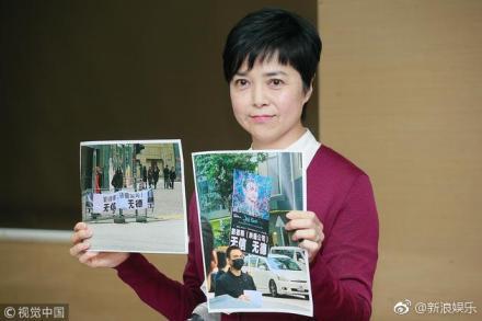 Nhà đầu tư cho người giăng biển đòi nợ, tố Lưu Đức Hoa lừa đảo giữa đường phố Hong Kong-5