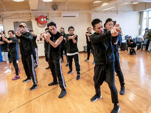 Nhà đầu tư cho người giăng biển đòi nợ, tố Lưu Đức Hoa lừa đảo giữa đường phố Hong Kong