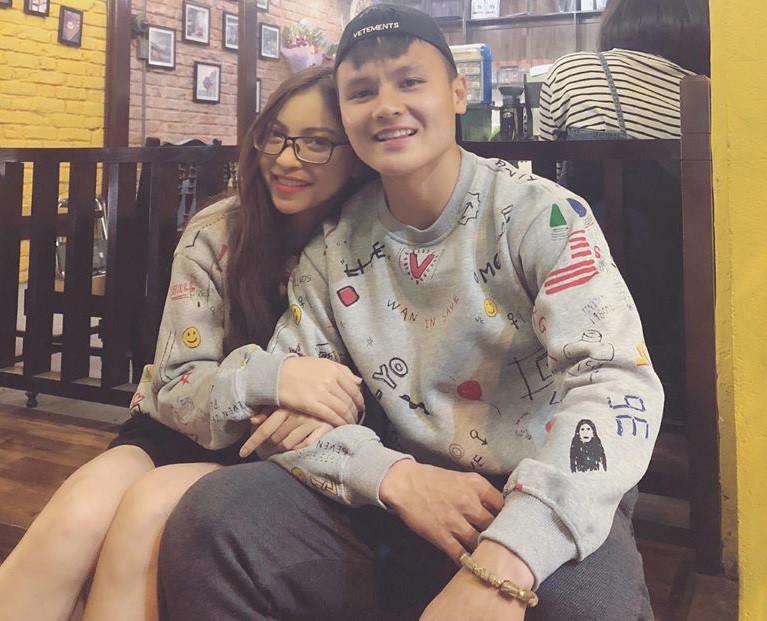 Văn Thanh bắt kịp xu hướng Tết, mặc áo hình chú heo sành điệu-6